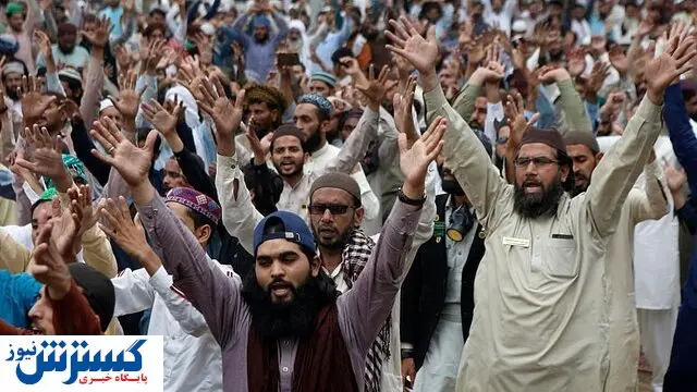 معترضان در پاکستان نیروهای پلیس را گروگان گرفتند