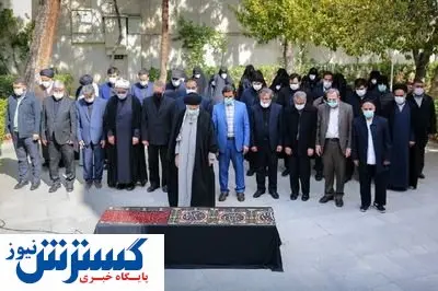 اقامه نماز رهبر انقلاب بر پیکر همسر شهید مطهری