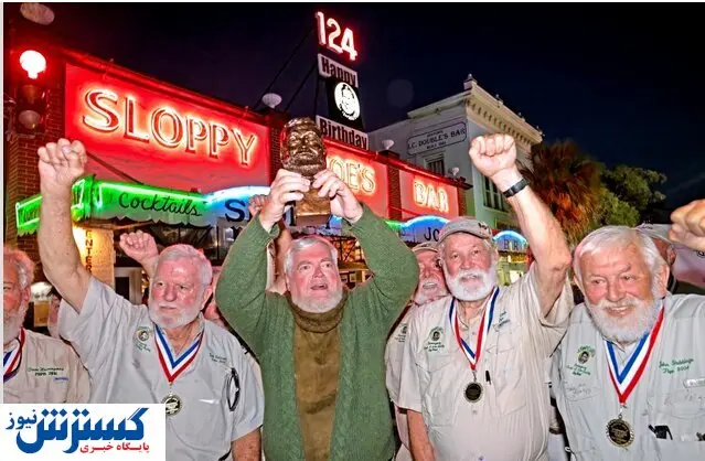 رقابت ۱۴۰ مرد برای شبیه بودن به یک نویسنده مشهور!