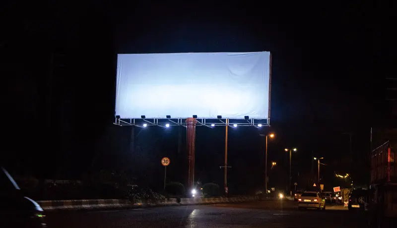 کمبود برق و روشنی بیلبوردهای خیابان