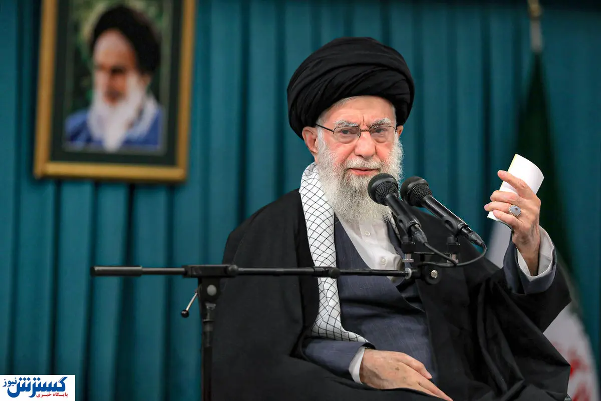بنر نصب شده بالای سر رهبری حسابی خبر ساز شد + ببینید