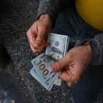 پیشبینی قیمت دلار تا اسفند ۱۴۰۵ / احتمال رسیدن به ۳۰۰ هزار تومان چقدر است؟